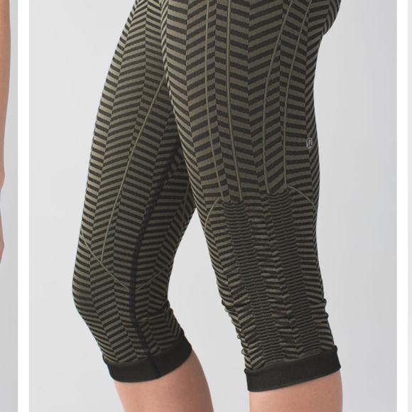 Lululemon In THe Flow Crops - Picture 2 of 11